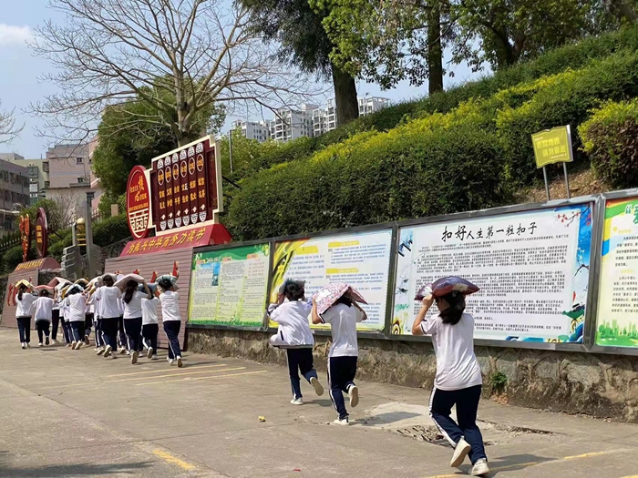 惠東縣飛鵝中學(xué)開展內(nèi)宿生防地震應(yīng)急逃生演練簡報2.jpg