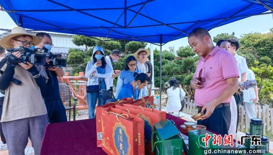 圖為九龍御龜園項(xiàng)目負(fù)責(zé)人向媒體介紹園區(qū)的特色產(chǎn)品。 作者 顏新陽(yáng)攝