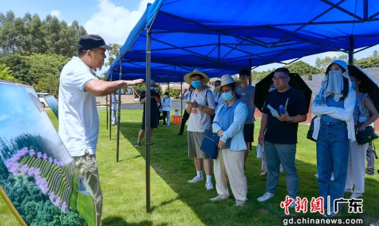 圖為鵬利隆生態(tài)園負(fù)責(zé)人向媒體介紹園區(qū)的建設(shè)情況。 作者 顏新陽(yáng)攝