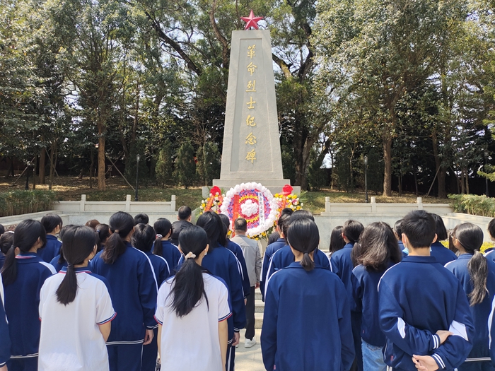 2023年3月11日惠東縣黃埠中學(xué)組織開展“傳承紅色基因，爭做時(shí)代新人”社會(huì)實(shí)踐活動(dòng) (3).jpg