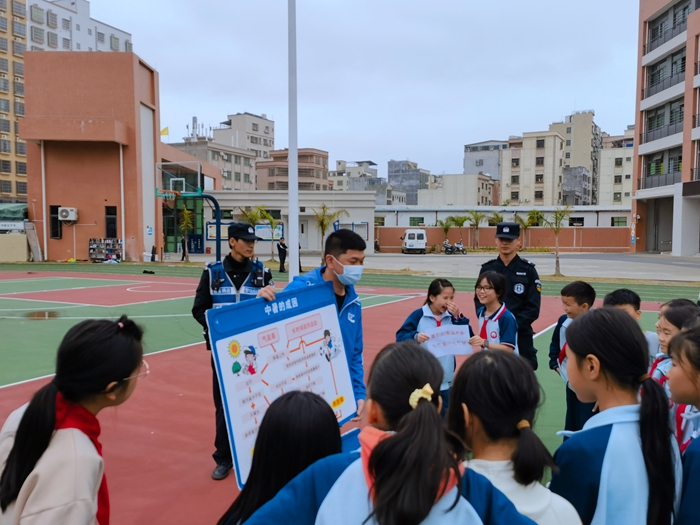 2023年3月30日惠東縣西枝江小學(xué)開展“懂法、學(xué)法、守法”宣講活動(dòng) (1).jpg