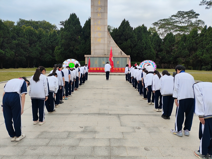 時(shí)間：2024年3月27日，主辦單位：惠東縣大嶺中心學(xué)校，地點(diǎn)：惠東縣南湖公園革命烈士紀(jì)念碑，活動(dòng)主題：開(kāi)展“賡續(xù)精神血脈，傳承紅色基因”清明祭掃活動(dòng).jpg