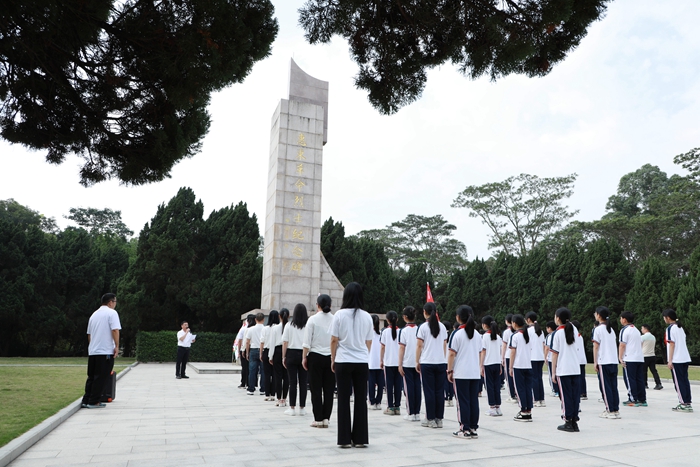 時(shí)間：2024年3月28日，主辦單位：惠東縣平山青云小學(xué)，地點(diǎn)：惠東縣南湖公園革命烈士紀(jì)念園，活動(dòng)主題：舉行“緬懷英烈先賢，弘揚(yáng)傳統(tǒng)文化”祭掃活動(dòng).jpg