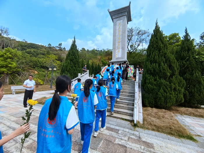 時(shí)間：2024年4月2日，主辦單位：惠東縣稔山第二中學(xué)，地點(diǎn)：惠東縣稔山鎮(zhèn)雁湖革命紀(jì)念館，活動(dòng)主題：開(kāi)展“扣好人生第一?？圩印獋鞒屑t色基因”祭英烈活動(dòng).jpg